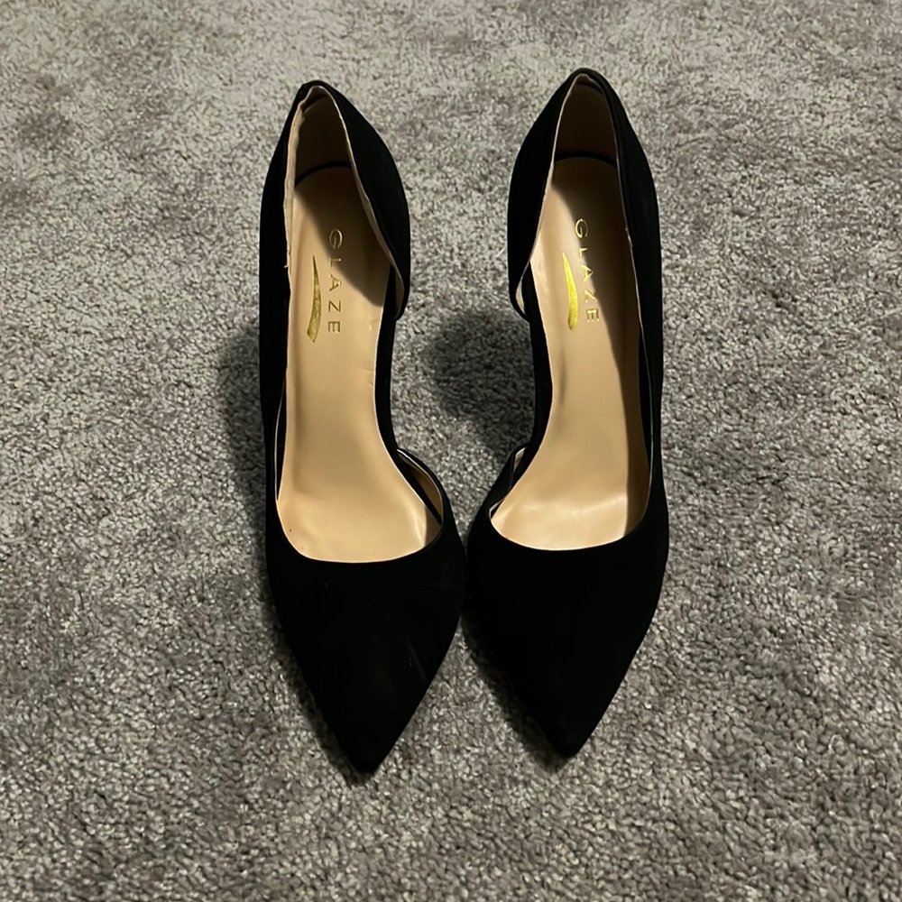 Black pumps